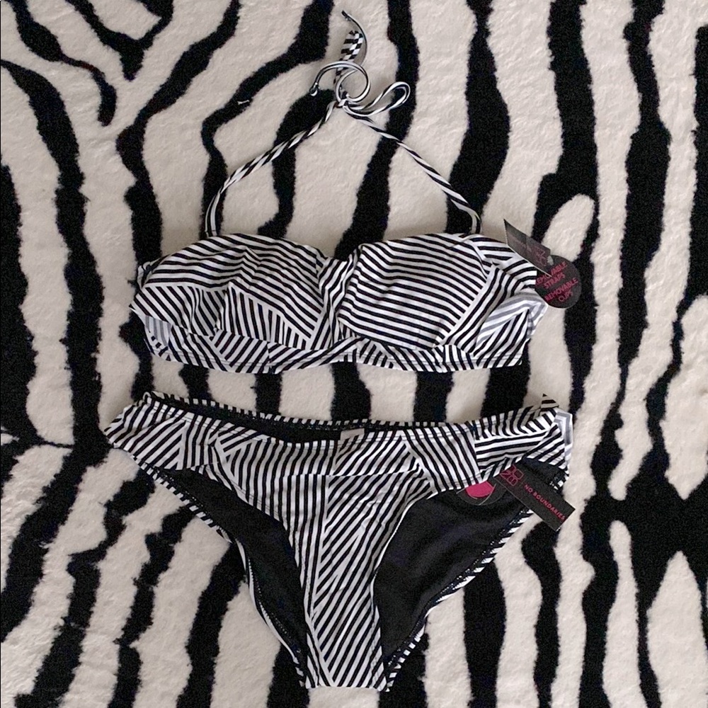 😍CUTE!! - NWT BLACK AND WHITE STRIPED RUFFLED BIKINI 👙 M !